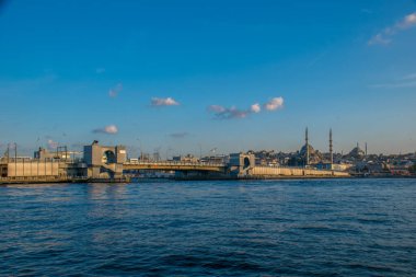 İstanbul, Türkiye, 11 Eylül 2019: İstanbul, Türkiye 'de Galata Köprüsü' nde Boğaz ile Yeni Cami