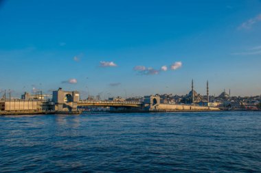 İstanbul, Türkiye, 11 Eylül 2019: İstanbul, Türkiye 'de Galata Köprüsü' nde Boğaz ile Yeni Cami
