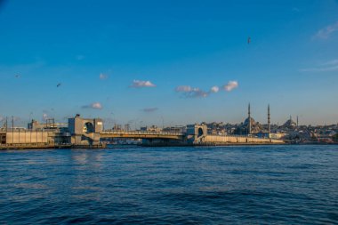İstanbul, Türkiye, 11 Eylül 2019: İstanbul, Türkiye 'de Galata Köprüsü' nde Boğaz ile Yeni Cami