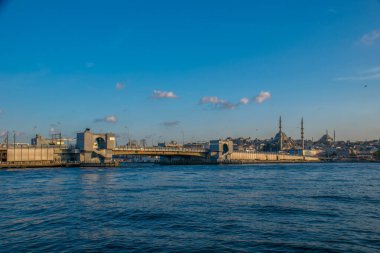 İstanbul, Türkiye, 11 Eylül 2019: İstanbul, Türkiye 'de Galata Köprüsü' nde Boğaz ile Yeni Cami