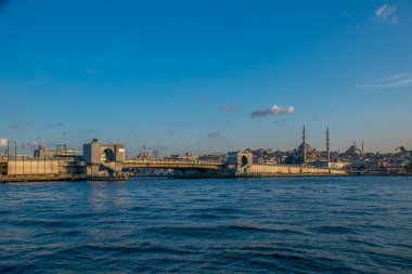 İstanbul, Türkiye, 11 Eylül 2019: İstanbul, Türkiye 'de Galata Köprüsü' nde Boğaz ile Yeni Cami
