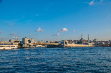 İstanbul, Türkiye, 11 Eylül 2019: İstanbul, Türkiye 'de Galata Köprüsü' nde Boğaz ile Yeni Cami