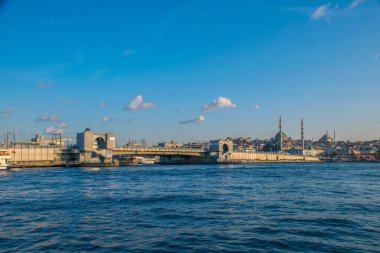 İstanbul, Türkiye, 11 Eylül 2019: İstanbul, Türkiye 'de Galata Köprüsü' nde Boğaz ile Yeni Cami