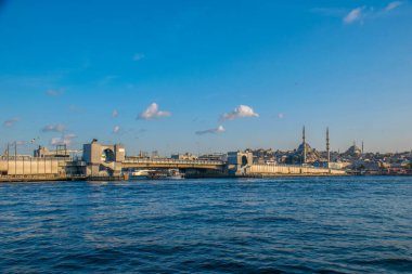 İstanbul, Türkiye, 11 Eylül 2019: İstanbul, Türkiye 'de Galata Köprüsü' nde Boğaz ile Yeni Cami