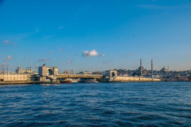 İstanbul, Türkiye, 11 Eylül 2019: İstanbul, Türkiye 'de Galata Köprüsü' nde Boğaz ile Yeni Cami