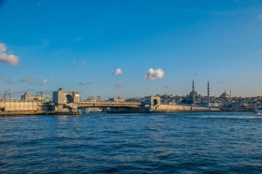 İstanbul, Türkiye, 11 Eylül 2019: İstanbul, Türkiye 'de Galata Köprüsü' nde Boğaz ile Yeni Cami