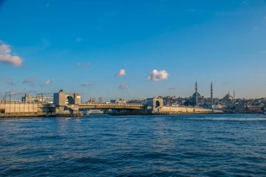İstanbul, Türkiye, 11 Eylül 2019: İstanbul, Türkiye 'de Galata Köprüsü' nde Boğaz ile Yeni Cami