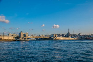 İstanbul, Türkiye, 11 Eylül 2019: İstanbul, Türkiye 'de Galata Köprüsü' nde Boğaz ile Yeni Cami