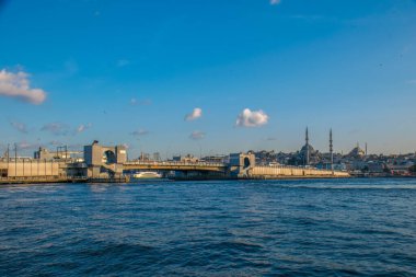 İstanbul, Türkiye, 11 Eylül 2019: İstanbul, Türkiye 'de Galata Köprüsü' nde Boğaz ile Yeni Cami