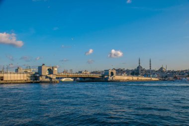 İstanbul, Türkiye, 11 Eylül 2019: İstanbul, Türkiye 'de Galata Köprüsü' nde Boğaz ile Yeni Cami