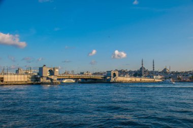 İstanbul, Türkiye, 11 Eylül 2019: İstanbul, Türkiye 'de Galata Köprüsü' nde Boğaz ile Yeni Cami