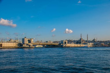 İstanbul, Türkiye, 11 Eylül 2019: İstanbul, Türkiye 'de Galata Köprüsü' nde Boğaz ile Yeni Cami