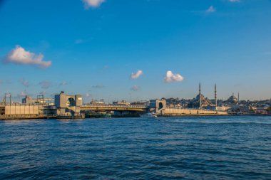 İstanbul, Türkiye, 11 Eylül 2019: İstanbul, Türkiye 'de Galata Köprüsü' nde Boğaz ile Yeni Cami