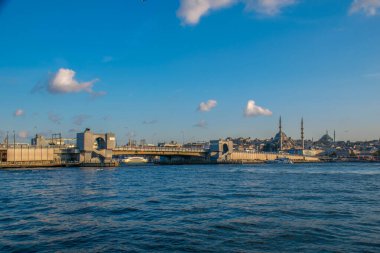 İstanbul, Türkiye, 11 Eylül 2019: İstanbul, Türkiye 'de Galata Köprüsü' nde Boğaz ile Yeni Cami