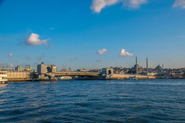 İstanbul, Türkiye, 11 Eylül 2019: İstanbul, Türkiye 'de Galata Köprüsü' nde Boğaz ile Yeni Cami