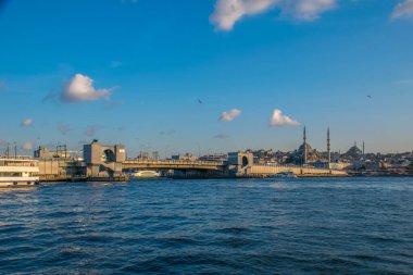 İstanbul, Türkiye, 11 Eylül 2019: İstanbul, Türkiye 'de Galata Köprüsü' nde Boğaz ile Yeni Cami