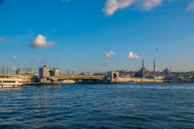 İstanbul, Türkiye, 11 Eylül 2019: İstanbul, Türkiye 'de Galata Köprüsü' nde Boğaz ile Yeni Cami