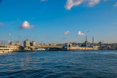 İstanbul, Türkiye, 11 Eylül 2019: İstanbul, Türkiye 'de Galata Köprüsü' nde Boğaz ile Yeni Cami