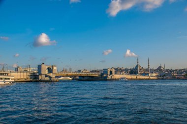 İstanbul, Türkiye, 11 Eylül 2019: İstanbul, Türkiye 'de Galata Köprüsü' nde Boğaz ile Yeni Cami