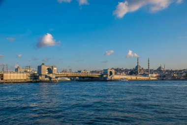 İstanbul, Türkiye, 11 Eylül 2019: İstanbul, Türkiye 'de Galata Köprüsü' nde Boğaz ile Yeni Cami