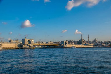 İstanbul, Türkiye, 11 Eylül 2019: İstanbul, Türkiye 'de Galata Köprüsü' nde Boğaz ile Yeni Cami