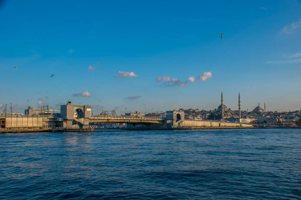 Istanbul Turchia Settembre 2019 Nuova Moschea Con Bosforo Sul Ponte — Foto Stock