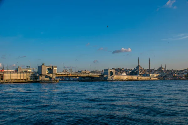 Istanbul Turkije September 2019 Nieuwe Moskee Met Bosporus Galata Bridge — Stockfoto