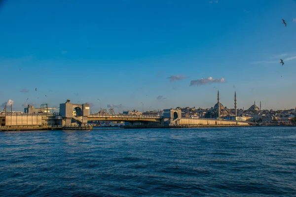 トルコ イスタンブール2019年9月11日 トルコ イスタンブールのガラタ橋にボスポラスと新モスク — ストック写真