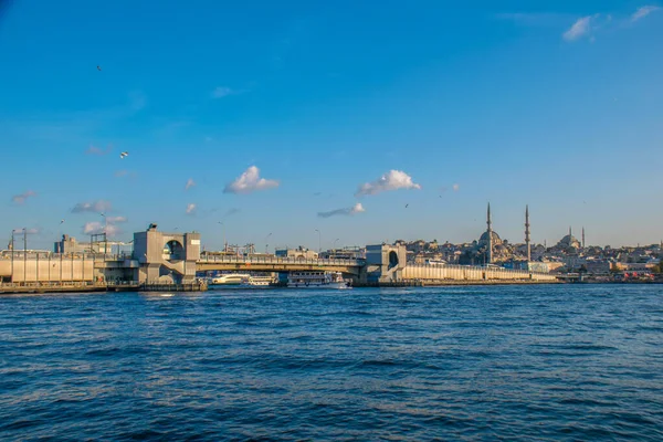 İstanbul, Türkiye, 11 Eylül 2019: İstanbul, Türkiye 'de Galata Köprüsü' nde Boğaz ile Yeni Cami