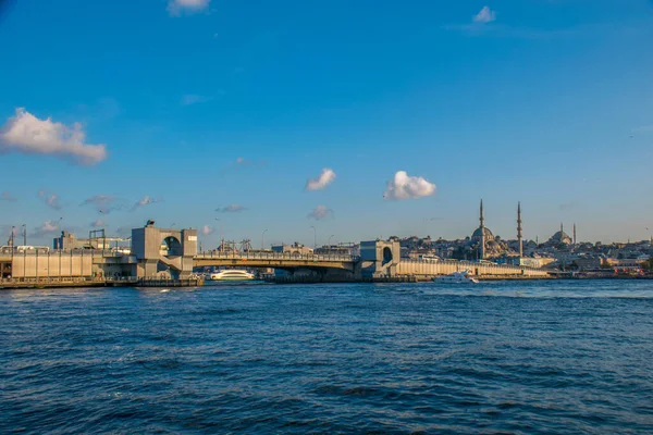 İstanbul, Türkiye, 11 Eylül 2019: İstanbul, Türkiye 'de Galata Köprüsü' nde Boğaz ile Yeni Cami