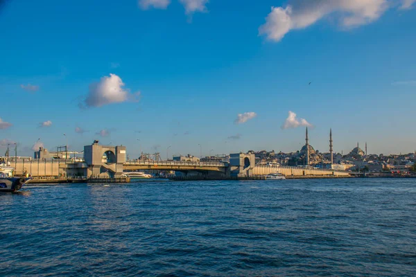 Istanbul Turkiet September 2019 Moské Med Bosporen Galatabron Istanbul Turkiet — Stockfoto