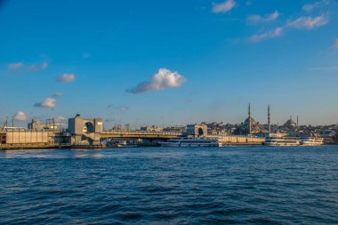 İstanbul, Türkiye, 11 Eylül 2019: İstanbul, Türkiye 'de Galata Köprüsü' nde Boğaz ile Yeni Cami