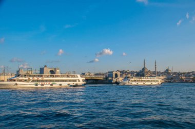 İstanbul, Türkiye, 11 Eylül 2019: İstanbul, Türkiye 'de Galata Köprüsü' nde Boğaz ile Yeni Cami
