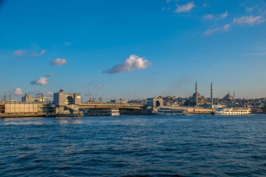 İstanbul, Türkiye, 11 Eylül 2019: İstanbul, Türkiye 'de Galata Köprüsü' nde Boğaz ile Yeni Cami
