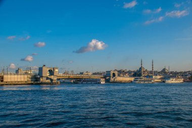 İstanbul, Türkiye, 11 Eylül 2019: İstanbul, Türkiye 'de Galata Köprüsü' nde Boğaz ile Yeni Cami