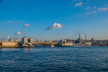 İstanbul, Türkiye, 11 Eylül 2019: İstanbul, Türkiye 'de Galata Köprüsü' nde Boğaz ile Yeni Cami
