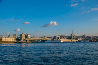 İstanbul, Türkiye, 11 Eylül 2019: İstanbul, Türkiye 'de Galata Köprüsü' nde Boğaz ile Yeni Cami