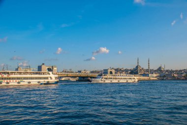 İstanbul, Türkiye, 11 Eylül 2019: İstanbul, Türkiye 'de Galata Köprüsü' nde Boğaz ile Yeni Cami