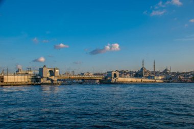 İstanbul, Türkiye, 11 Eylül 2019: İstanbul, Türkiye 'de Galata Köprüsü' nde Boğaz ile Yeni Cami