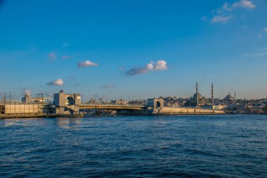 İstanbul, Türkiye, 11 Eylül 2019: İstanbul, Türkiye 'de Galata Köprüsü' nde Boğaz ile Yeni Cami