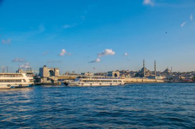 İstanbul, Türkiye, 11 Eylül 2019: İstanbul, Türkiye 'de Galata Köprüsü' nde Boğaz ile Yeni Cami