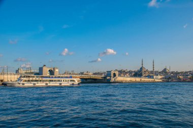 İstanbul, Türkiye, 11 Eylül 2019: İstanbul, Türkiye 'de Galata Köprüsü' nde Boğaz ile Yeni Cami