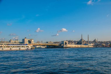 İstanbul, Türkiye, 11 Eylül 2019: İstanbul, Türkiye 'de Galata Köprüsü' nde Boğaz ile Yeni Cami