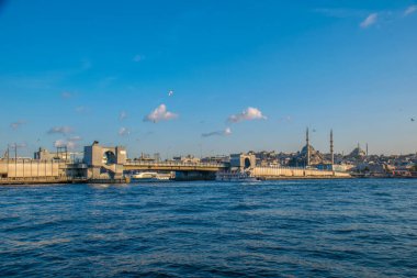 İstanbul, Türkiye, 11 Eylül 2019: İstanbul, Türkiye 'de Galata Köprüsü' nde Boğaz ile Yeni Cami