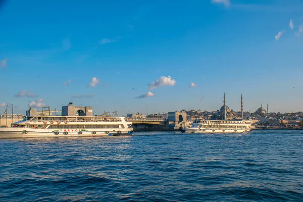 İstanbul, Türkiye, 11 Eylül 2019: İstanbul, Türkiye 'de Galata Köprüsü' nde Boğaz ile Yeni Cami