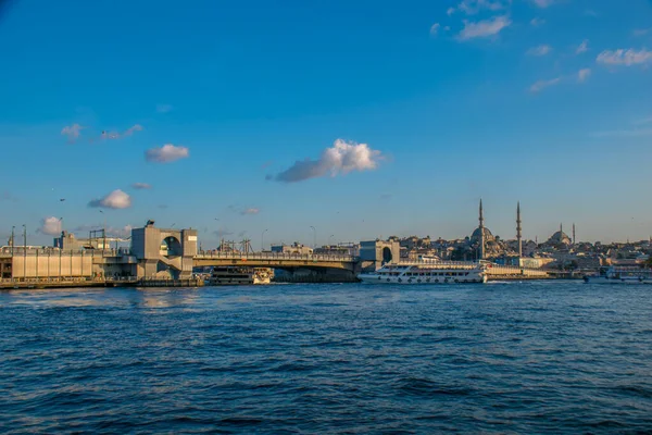 İstanbul, Türkiye, 11 Eylül 2019: İstanbul, Türkiye 'de Galata Köprüsü' nde Boğaz ile Yeni Cami