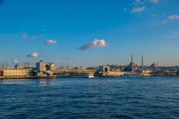 İstanbul, Türkiye, 11 Eylül 2019: İstanbul, Türkiye 'de Galata Köprüsü' nde Boğaz ile Yeni Cami