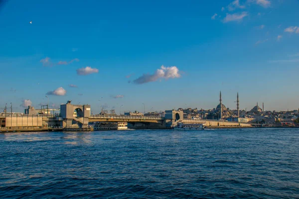 İstanbul, Türkiye, 11 Eylül 2019: İstanbul, Türkiye 'de Galata Köprüsü' nde Boğaz ile Yeni Cami