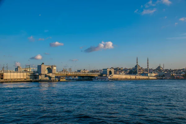 İstanbul, Türkiye, 11 Eylül 2019: İstanbul, Türkiye 'de Galata Köprüsü' nde Boğaz ile Yeni Cami