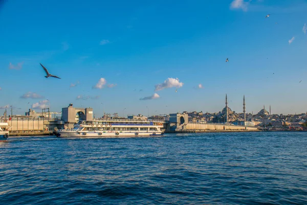 İstanbul, Türkiye, 11 Eylül 2019: İstanbul, Türkiye 'de Galata Köprüsü' nde Boğaz ile Yeni Cami